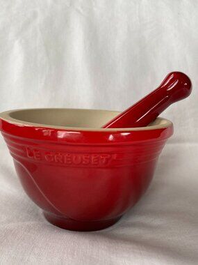 Le Creuset Mortar & Pestle Color Cerise Red Ombre. 10 Fl Oz 2 Piece Set